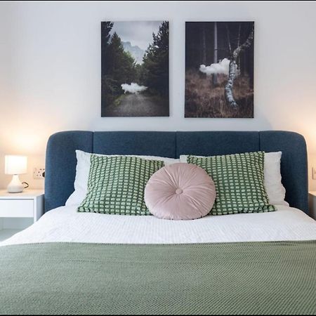 Elegance Retreat - 2 Bed Holiday Home With Parking แมนเชสเตอร์ ภายนอก รูปภาพ