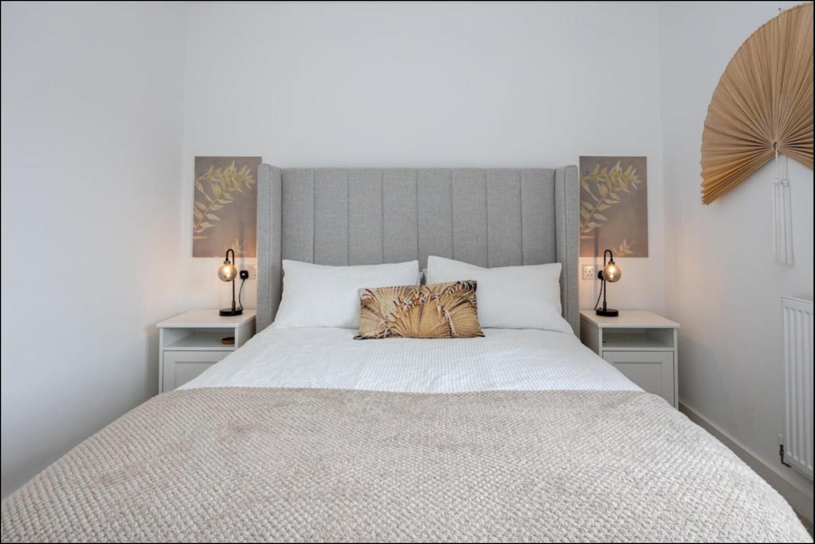 Elegance Retreat - 2 Bed Holiday Home With Parking แมนเชสเตอร์ ภายนอก รูปภาพ