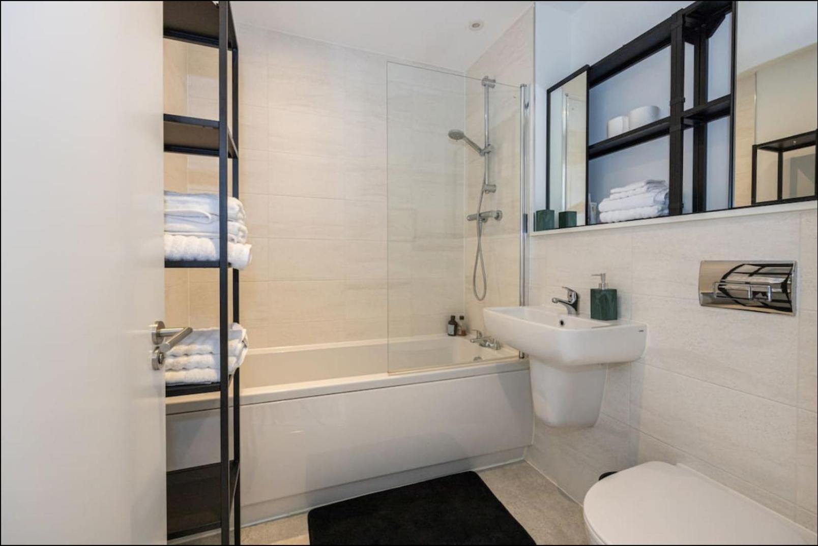 Elegance Retreat - 2 Bed Holiday Home With Parking แมนเชสเตอร์ ภายนอก รูปภาพ