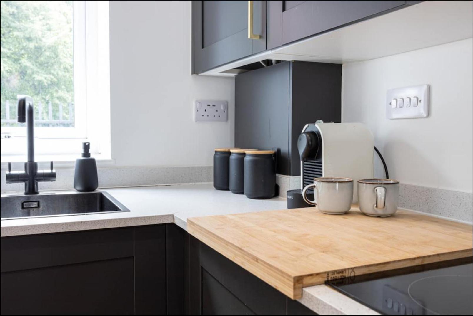Elegance Retreat - 2 Bed Holiday Home With Parking แมนเชสเตอร์ ภายนอก รูปภาพ