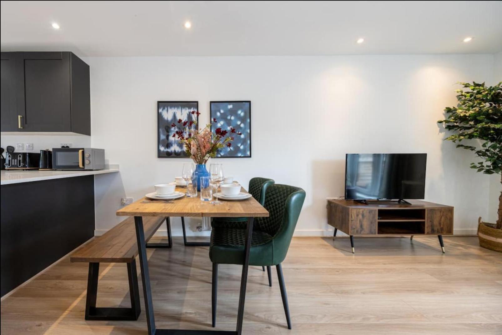 Elegance Retreat - 2 Bed Holiday Home With Parking แมนเชสเตอร์ ภายนอก รูปภาพ